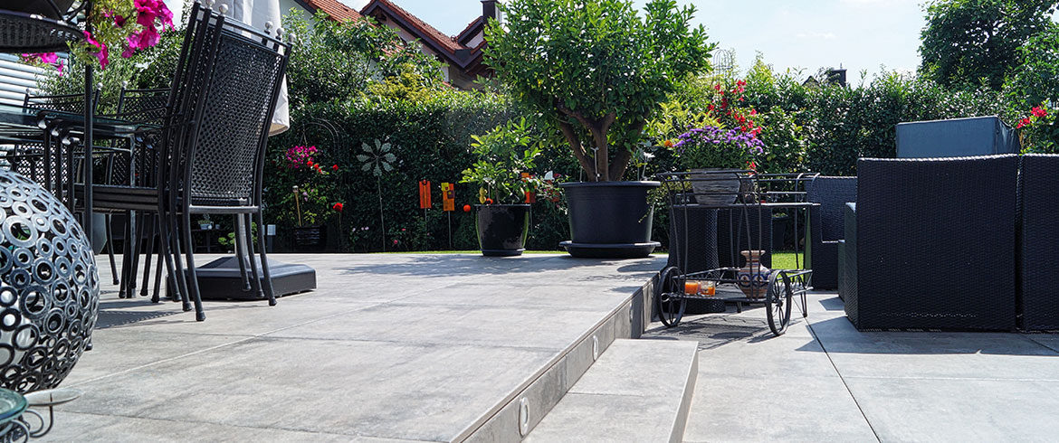 Terrasse mit leichtem Gefälle